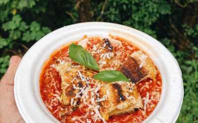 Sopa de Tomate con Croutons de Grilled Cheese